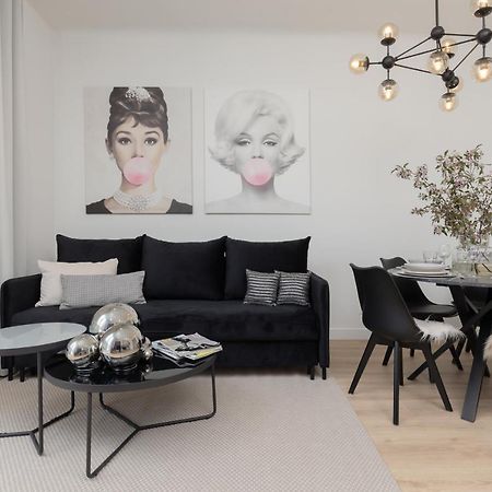 Fashionable City Center Apartment By Noclegi Renters Warschau Buitenkant foto