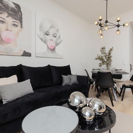 Fashionable City Center Apartment By Noclegi Renters Warschau Buitenkant foto