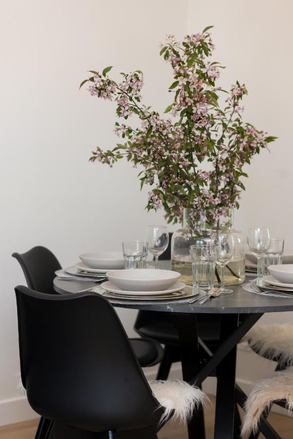 Fashionable City Center Apartment By Noclegi Renters Warschau Buitenkant foto