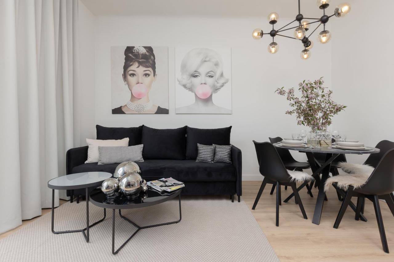 Fashionable City Center Apartment By Noclegi Renters Warschau Buitenkant foto