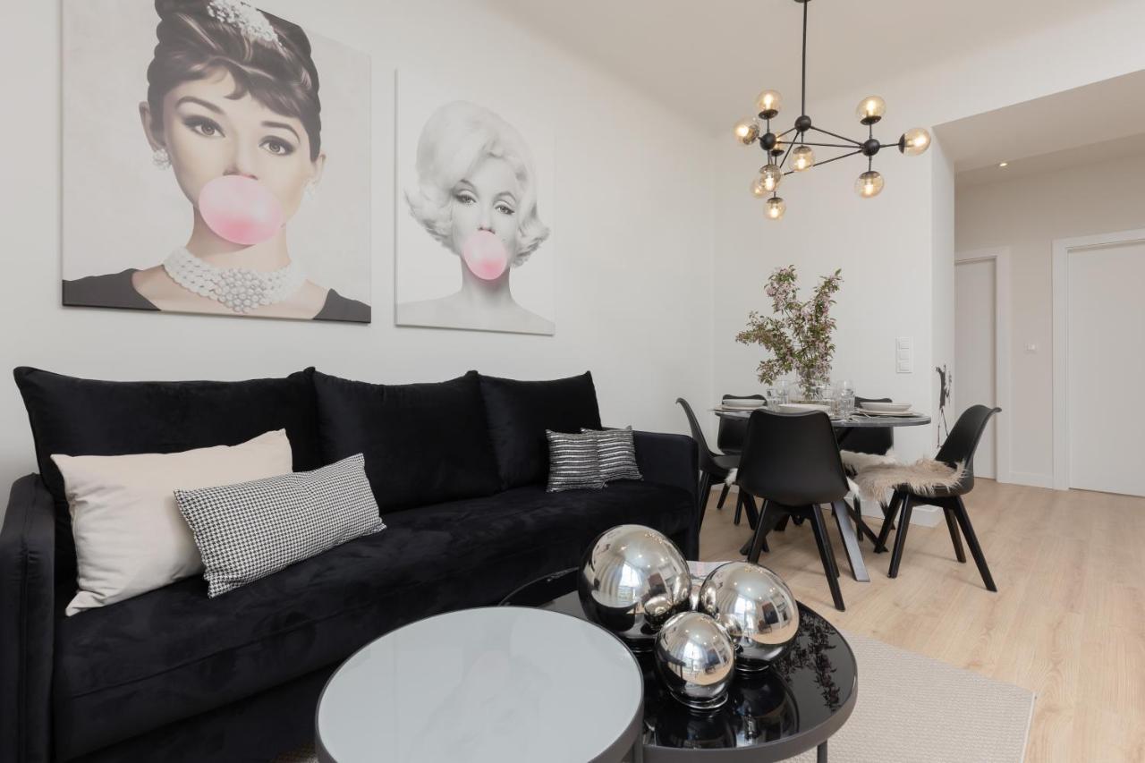 Fashionable City Center Apartment By Noclegi Renters Warschau Buitenkant foto