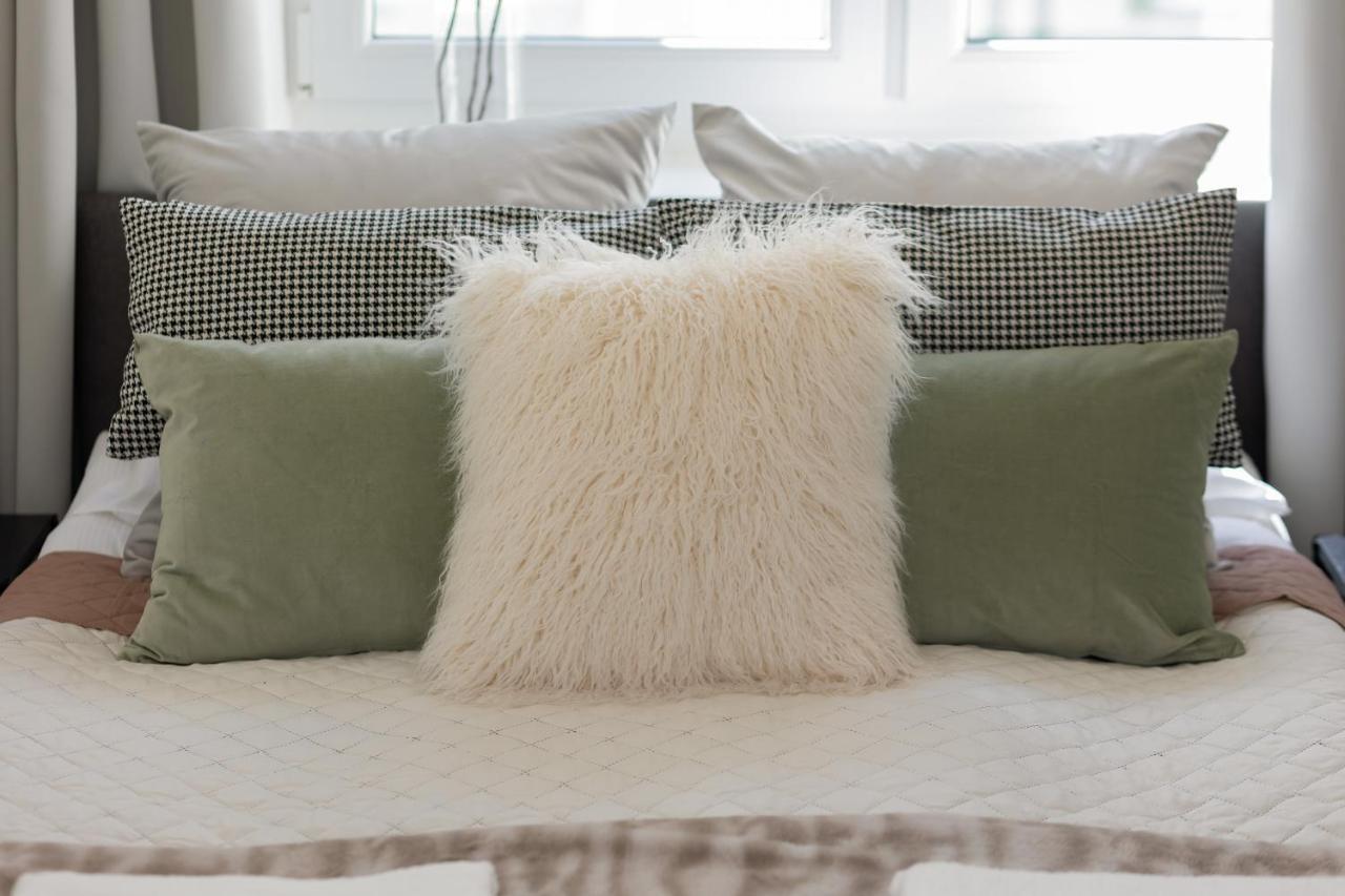 Fashionable City Center Apartment By Noclegi Renters Warschau Buitenkant foto